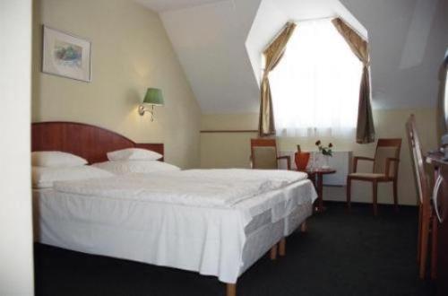 Gottwald Hotel Tatabanya Room photo